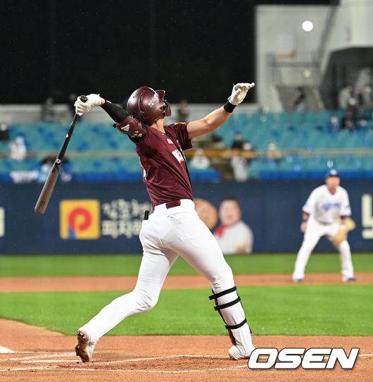 [OSEN=대구, 이대선 기자] 15일 오후 대구삼성라이온즈파크에서 ’2021 신한은행 SOL KBO리그’ 삼성 라이온즈와 키움 히어로즈의 경기가 열렸다.1회초 2사에서 키움 이정후가 좌중간 2루타를 치고 있다. 2021.10.15 /sunday@osen.co.kr