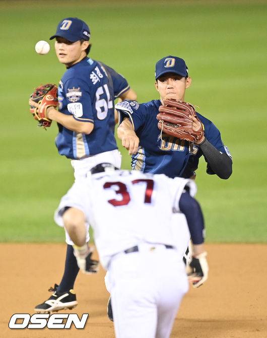 [OSEN=잠실,박준형 기자]7회말 무사 1루 두산 김재환의 병살타때 박준영 유격수가 1루 주자 박건우를 포스아웃시킨뒤 1루로 송구하고 있다.   2021.10.15 / soul1014@osen.co.kr