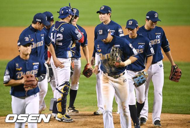 [OSEN=잠실,박준형 기자]경기종료 후 NC 선수들이 승리의 기쁨을 나누고 있다.  2021.10.15 / soul1014@osen.co.kr