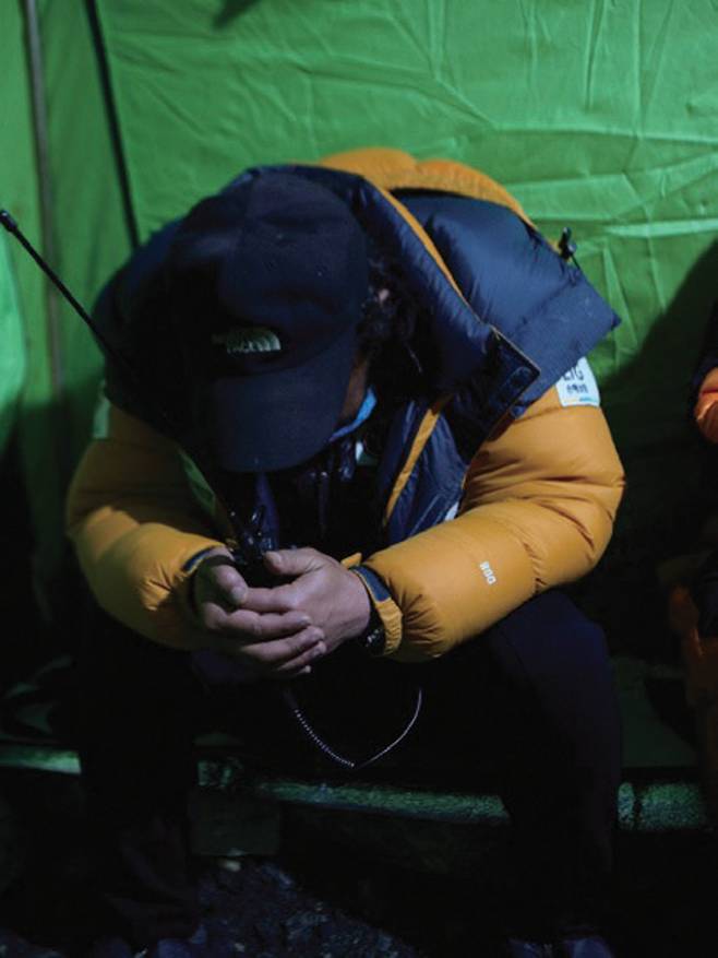2007년 에베레스트 베이스캠프에서 무전기를 손에 꼭 쥔 채 고개를 떨군 박영석 대장.