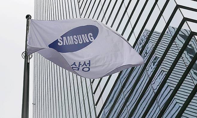 &nbsp;서울 서초구 삼성전자 서초사옥 게양대에서 삼성 깃발이 바람이 나부끼고 있다. 뉴스1