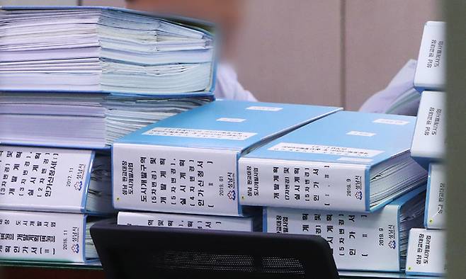 15일 대장동 개발 로비·특혜 의혹 사건 관련 검찰 압수수색이 진행 중인 경기도 성남시청 도시계획과 사무실 책상 위에 판교대장 도시개발사업 관련 서류들이 쌓여 있다. 연합뉴스