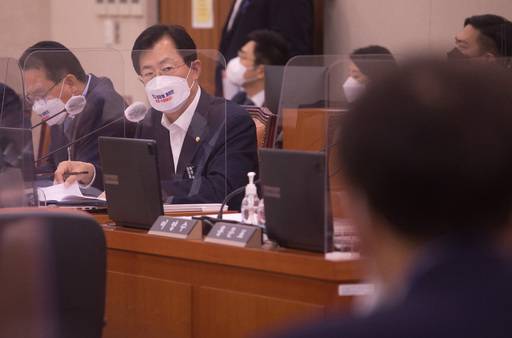 국민의힘 이만희 의원이 지난 13일 국회에서 열린 농림축산식품해양수산위원회의 국정감사에서 질의하고 있다.&nbsp;연합뉴스
