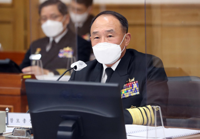 부석종 해군 참모총장이 14일 오후 충남 계룡대에서 열린 국회 국방위원회의 해군본부 국정감사에서 의원들 질의에 답변하고 있다. /계룡=공동취재단