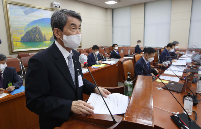 이동걸 산업은행장이 15일 서울 여의도 국회에서 열린 정무위원회 국정감사에서 업무보고를 하고 있다. /권욱 기자