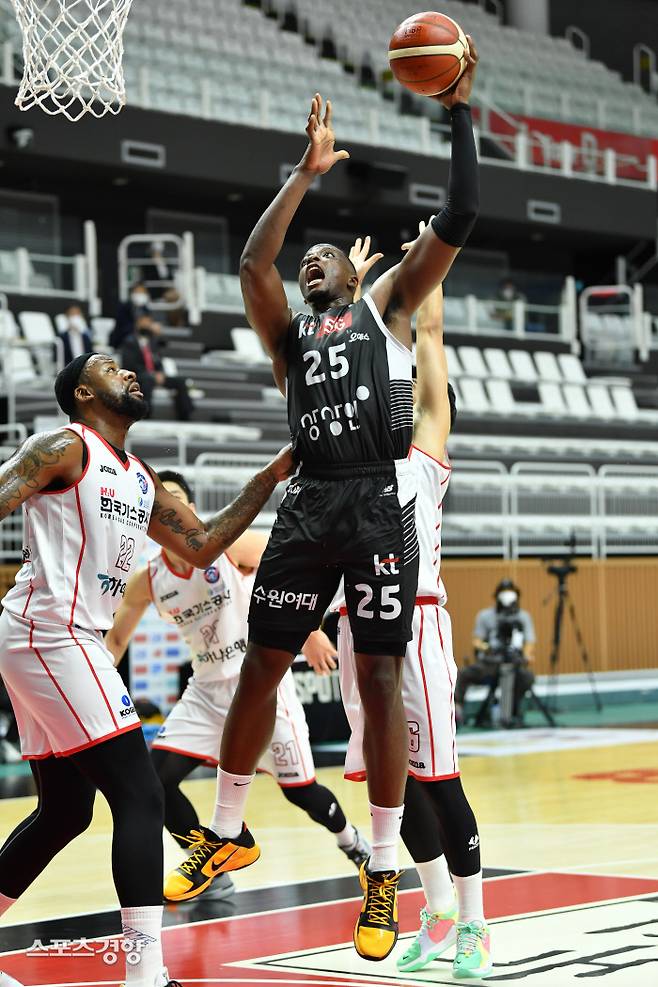 프로농구 수원 KT의 캐디 라렌이 지난 14일 벌어진 대구 한국가스공사와의 경기에서 상대 수비의 저지를 뚫고 골밑슛을 시도하고 있다. KBL제공