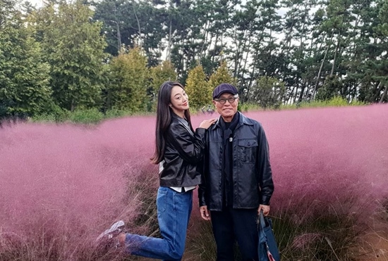 Choi Yeo-jin said on his 14th day instagram, One day Pink Mully was beautiful.I posted a picture with the article Watching a chance couple with a edible Huh Young-man teacher ...  Coming.The photo released showed Choi Yeo-jin and Huh Young-man taking a pose in a pink mullie field: A chance couple of two people who looked great with leather jackets (?) catches the eye, where Choi Yeo-jin is playing playfully friendly Pose, which gives a laugh.Meanwhile, Choi Yeo-jin is currently appearing on the SBS entertainment program The Beating Girls.Photo: Choi Yeo-jin Instagram