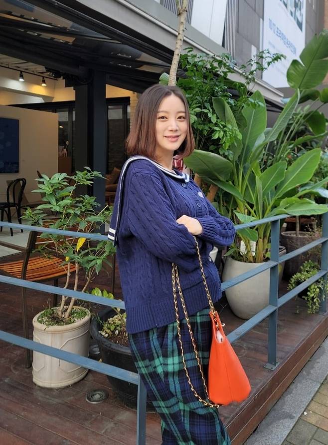 On the afternoon of the 15th, Hyeolim posted a picture on his instagram with an article entitled Its chilly, but its good, autumn.In the open photo, Hyeolim poses in checkered pants and a sailor style cardigan.Still proud of his innocent beauty, he was congratulated by fans because he did not hide his boat, which he had brought in due to pregnancy.Meanwhile, Hyeolim, who was born in 1992 and is 29 years old, made his debut as a Wonder Girls member in 2010 and married Taekwondo player Shin Min-chul last year after eight years of devotion.On the 8th, I was congratulated by many people when I announced my pregnancy through YouTube.Photo: Hyeolim Instagram