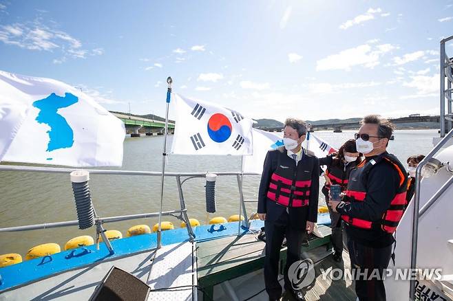 한강하구 중립지역 이동 배 탑승한 이인영 장관 이인영 통일부 장관이 2021년 10월 13일 김포 한강하구 중립지역으로 이동하는 배에 승선해 강화대교 아래를 지나고 있다. [사진공동취재단]