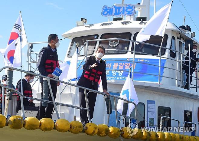 이인영 통일부 장관, 평화의 물길열기 염하수로 항행 참석 이인영 통일부 장관이 2021년 10월 13일 경기 김포 대명항에서 열린 '2021 평화의 물길열기 염하수로 항행'에 참석해 한강하구 중립지역으로 이동하는 배에 탑승하고 있다. [사진공동취재단]