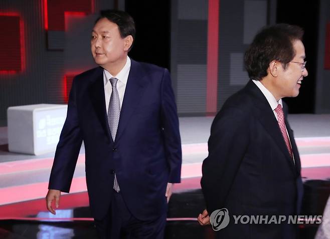 윤석열-홍준표 (서울=연합뉴스) 전수영 기자 = 국민의힘 윤석열 전 검찰총장(왼쪽)과 홍준표 의원이 15일 저녁 서울 마포구 상암동 MBC 사옥에서 열린 '1대1 맞수토론'에 참석하고 있다. 2021.10.15 [국회사진기자단] swimer@yna.co.kr