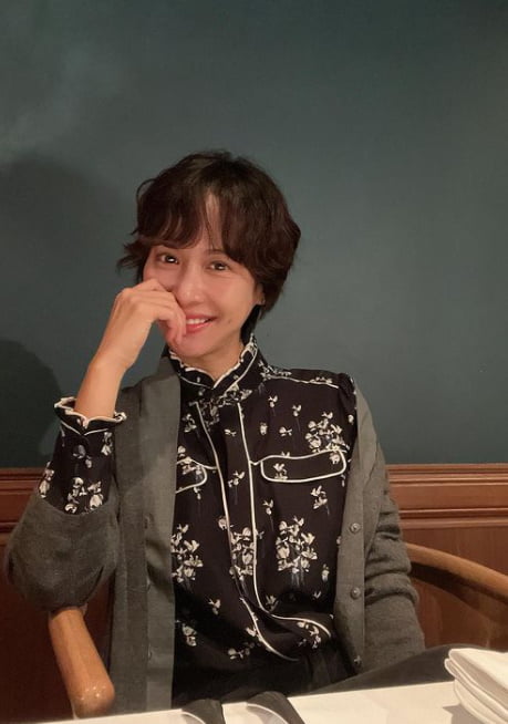 Actor Cho Yeo-jeong has reported his latest situation with a dimpled smile.On October 16, Cho posted several photos on his instagram with an article entitled October, which is good to eat with Friends.In the photo, Cho is staring at the camera with a bright smile at a restaurant, and her hairstyle and charming dimples attract attention.Jo is smiling as if she was happy to meet her Friend. Among them, she is impressed with her small face.Cho Yeo-jeong is appearing on tvNs High Class.
