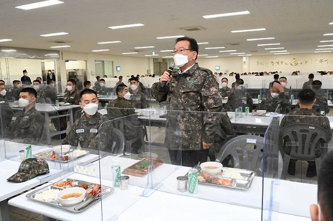 김부겸 국무총리가 16일 경남 창원시 진해 해군교육사령부를 방문해 신병교육대대 식당에서 인사말을 하고 있다. 김 총리는 “국방에 만전을 기할 수 있도록 모든 지원을 아끼지 않겠다”고 말했다. (사진=연합뉴스)