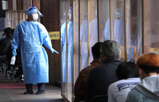 15일 오전 서울 송파구보건소 선별진료소에서 시민들이 신종 코로나바이러스 감염증 검사를 받기 위해 대기하고 있다. 〈사진-연합뉴스〉