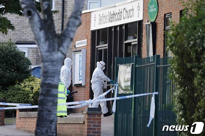 15일 영국 에섹스주의 한 교회에서 에이메스 의원이 흉기에 찔려 사망했다. 경찰 조사단이 현장에 드나들고 있다. © AFP=뉴스1