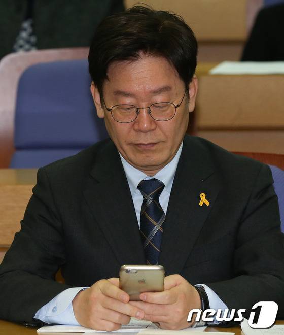 대권 도전을 선언한 이재명 성남시장이 15일 서울 여의도 국회 의원회관에서 열린 "나의 기본소득은 얼마?" 시연회 및 기본소득토론회에서 스마트폰을 보고 있다. 2017.2.15/뉴스1 © News1 허경 기자