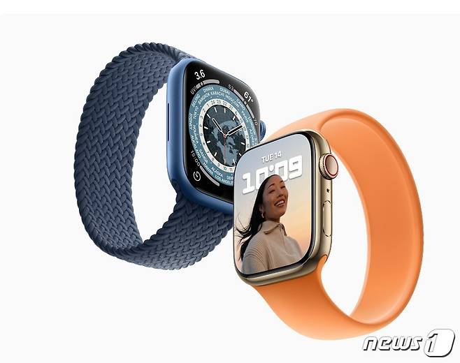 애플이 새로운 스마트워치인 '애플워치7'의 국내 판매를 15일부터 시작했다. © 뉴스1