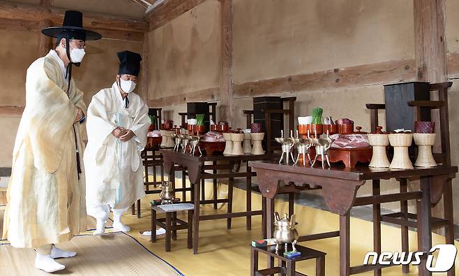 16일 열린 구미시 해평면 낙성리 김숙자(金叔滋)·김취성(金就成)·박운(朴雲)·김취문(金就文)· 고응척(高應陟) 등 5현의 위패가 봉안된 낙봉서원 추계향사에서 장세용 시장이 준비례를 하고 있다. 2021.10.16/뉴스1 © News1 정우용 기자