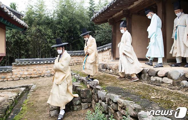 16일 열린 구미시 해평면 낙성리 김숙자(金叔滋)·김취성(金就成)·박운(朴雲)·김취문(金就文)· 고응척(高應陟) 등 5현의 위패가 봉안된 낙봉서원 추계향사에서 장세용 시장(왼쪽 첫번째)과 지역 유림이 사당으로 이동하고 있다. 2021.10.16/뉴스1 © News1 정우용 기자