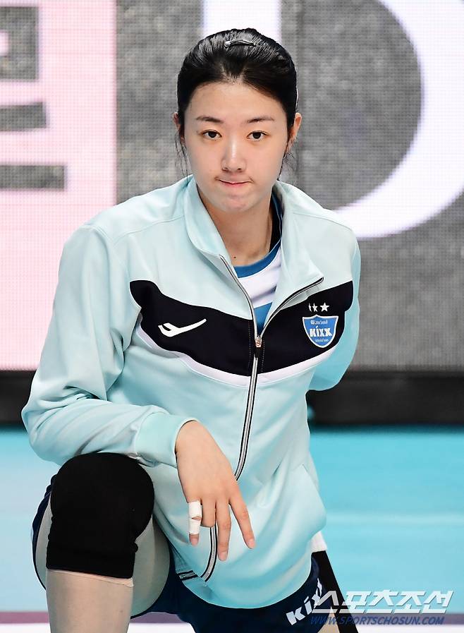 입술 꽉 깨문 강소휘.