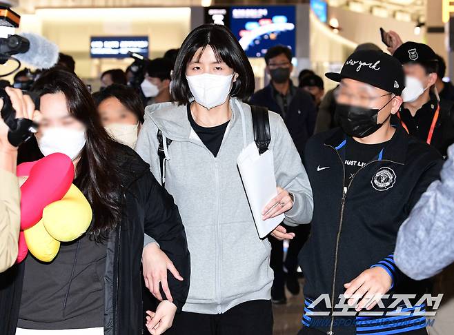 취재진에 휩싸인 이재영.