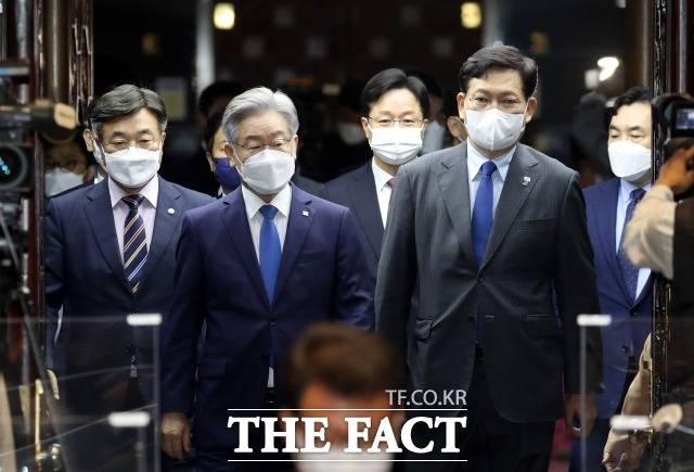 이재명 대선 후보가 15일 오전 서울 여의도 국회 예결위회의장에서 열린 더불어민주당 의원총회에서 당 지도부와 함께 입장하고 있다. 이 후보는 이날 회의장에서 "민주당은 원팀의 전통을 가지고 있다. 더 큰 힘으로 승리의 길을 향해 나아갈 것이다" 라고 말하며 대선 승리를 위한 '원팀' 구성을 강조했다. /이선화 기자