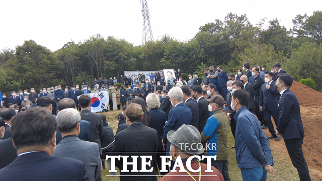 이완구 전 총리의 마지막 가는 길을 함께하기 위해 정계 인사, 마을 주민등 200여명의 사람들이 모였다./청양=김다소미 기자