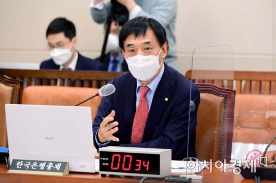 이주열 한국은행 총재가 15일 국회에서 열린 국회 기획재정위원회의 한국은행에 대한 국정감사에 출석, 의원들 질의에 답변하고 있다./윤동주 기자 doso7@