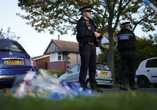 데이비드 에이메스 영국 하원의원 살해 현장을 통제하는 영국 경찰 [이미지출처=AP연합뉴스]