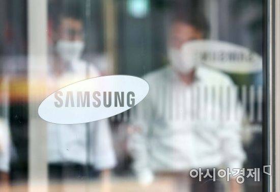 삼성전자 서초사옥에서 직원들이 발걸음을 옮기고 있다. /문호남 기자 munonam@