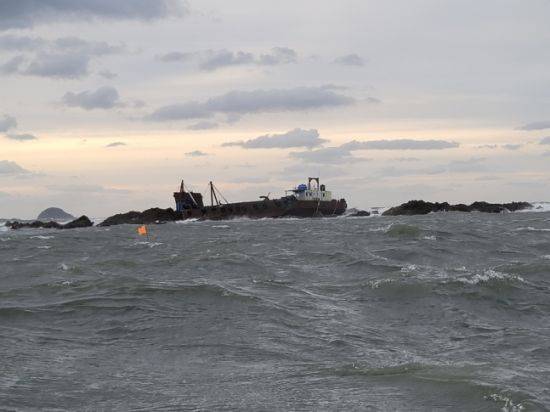 충남 보령시 삽시도 인근 해상에서 예인선에 연결됐던 부선이 암초에 걸려 좌초됐다. [사진제공 = 보령해경] [이미지출처=연합뉴스]