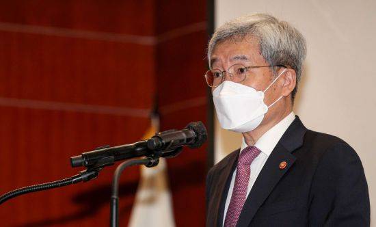 고승범 금융위원회 위원장이 14일 서울 여의도 금융투자협회에서 열린 투자자 교육 플랫폼 '알투플러스' 오픈 기념회에 참석해 축사하고 있다./강진형 기자aymsdream@