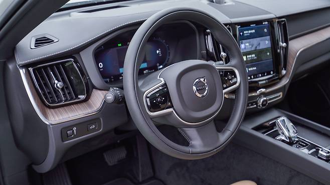 볼보자동차 XC60 부분변경 모델 운전석./이재훈 PD