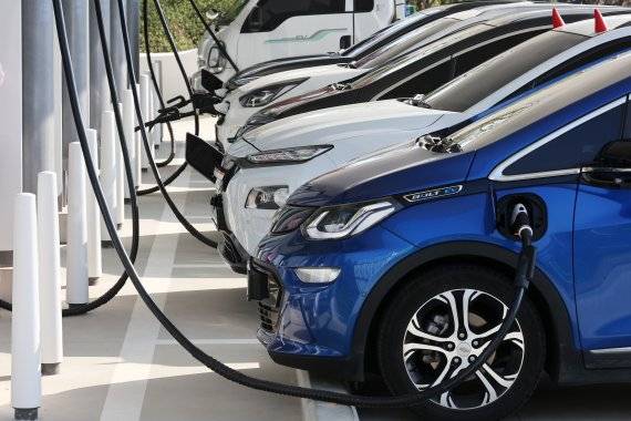 전기차 충전소가 전기차들로 가득 차 있다. 뉴스1