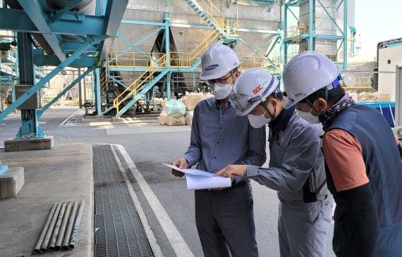 삼성화재 기업안전연구소 연구원이 산업안전 컨설팅을 진행하고 있다.