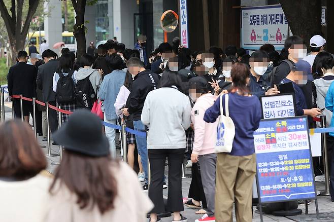 15일 오전 서울 송파구보건소 선별진료소에서 시민들이 신종 코로나바이러스 감염증 검사를 받기 위해 대기하고 있다. 연합뉴스