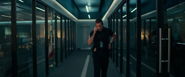 동명의 덴마크 영화를 리메이크한 '더 길티'는 오직 전화 통화에 의지해 사건을 해결해야 하는 조의 긴박한 상황과 반전이 거듭되는 박력 있는 영화다. 넷플릭스 제공