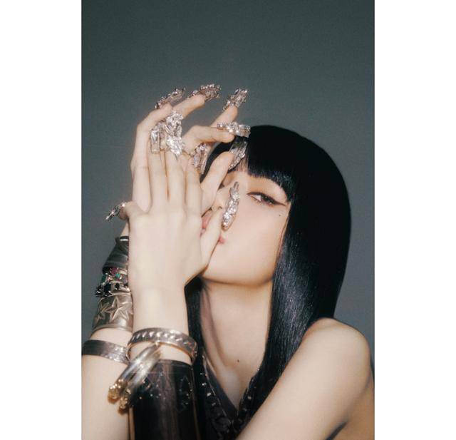 리사가 DJ 스네이크와 호흡을 맞춘다. YG엔터테인먼트 제공