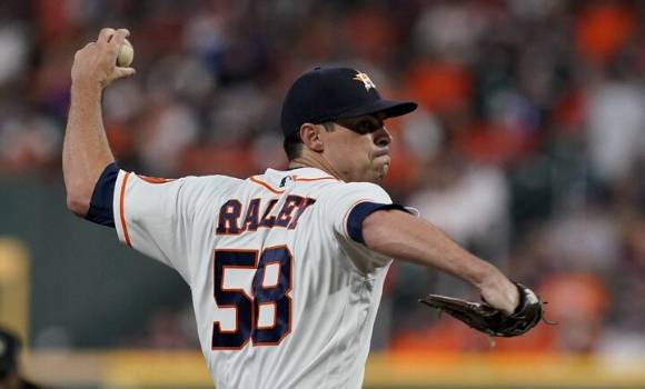 휴스턴 애스트로스에서 뛰고 있는 전 롯데 자이언츠 브룩스 레일리가 16일(한국시간) 열린 보스턴 레드삭스와 ALCS 1차전에 중간계투로 나와 역투하고 있다. [사진=뉴시스]