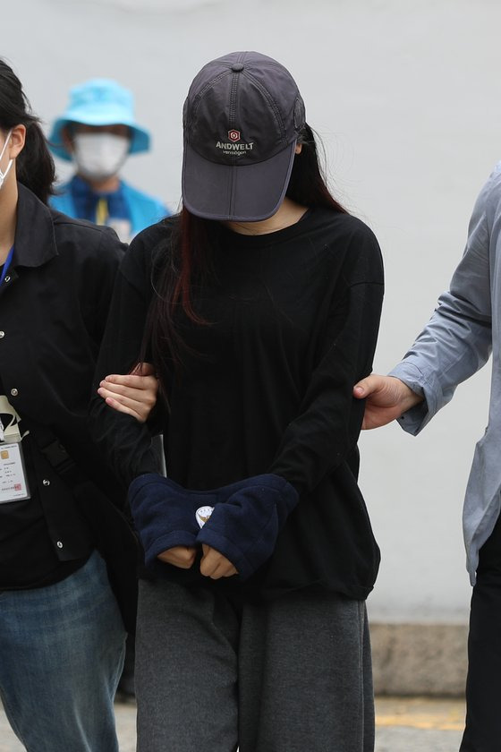 15일 오전 광주 동구 광주지법에서 보험금을 노리고 다른 일당들과 함께 살인을 계획한 혐의(살인예비)로 20대 여성 A씨가 영장실질심사를 받기 위해 법정으로 들어가고 있다. 연합뉴스