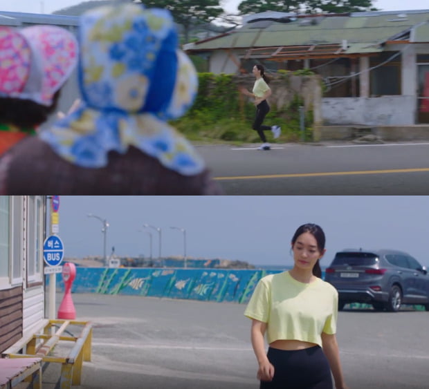 '갯마을 차차차'에서 레깅스, 크롭탑을 입고 조깅하는 신민아의 모습 /사진=tvN 방송화면 캡처
