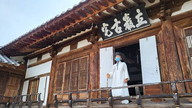 A resident in the Hahoe Folk Village looks up at the sky on a rainy afternoon. (Kim Hae-yeon/ The Korea Herald)