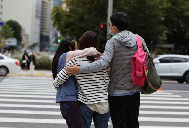 전국 곳곳에 한파특보가 발령된 16일 오후 서울 시내 거리에서 한 가족이 서로를 안아주고 있다. 연합뉴스