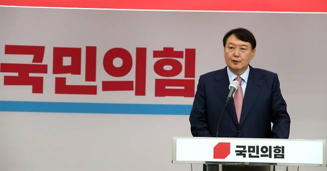 국민의힘 대선주자인 윤석열 전 검찰총장이 14일 경기도 수원시 장안구 국민의힘 도당위원회에서 열리는 `경기도당 주요당직자 간담회`에 참석, 인사말을 하고 있다. [이승환 기자]