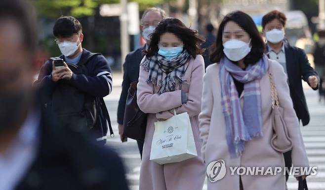 거리를 걸어가는 시민들. [사진 = 연합뉴스]