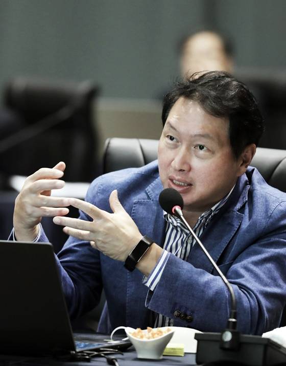 최태원 SK그룹 회장이 지난 2020년 10월 제주 디아넥스 호텔에서 열린 ‘2020 CEO세미나’에서 파이낸셜 스토리로 기업 가치를 제고하는 방안에 대해 논의하고 있다./사진=머니투데이DB