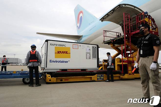 (인천공항=뉴스1) 공항사진기자단 = 영국 정부와 상호 공여 협력을 통한 화이자의 신종 코로나바이러스 감염증(코로나19) 백신 9만4000회분이 7일 오후 인천국제공항에 도착해 옮겨지고 있다. 정부는 지난달 22일 영국 정부와 화이자 백신을 상호 공여하는 약정을 체결했다. 영국으로부터 화이자 백신 100만회분을 공급받고 12월 중 분할해 반환하는 방식이다. 2021.10.7/뉴스1