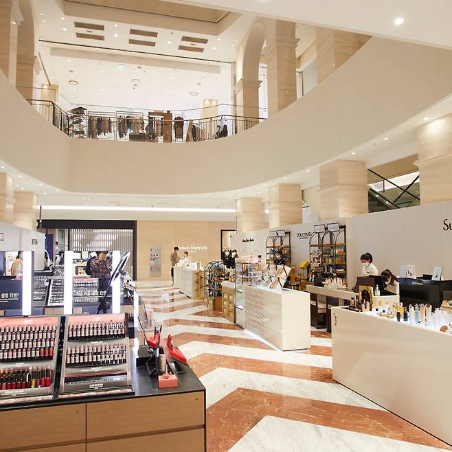 [서울=뉴시스]신세계백화점 경기점이 이번에는 명품관을 2개 층으로 늘리며 경쟁사에 맞불을 놨다. 올해 생활관, 식품관을 새 단장한 데 이어 세 번째다. 새 단장한 경기점 보이드 모습. (사진=신세계백화점 제공).  *재판매 및 DB 금지