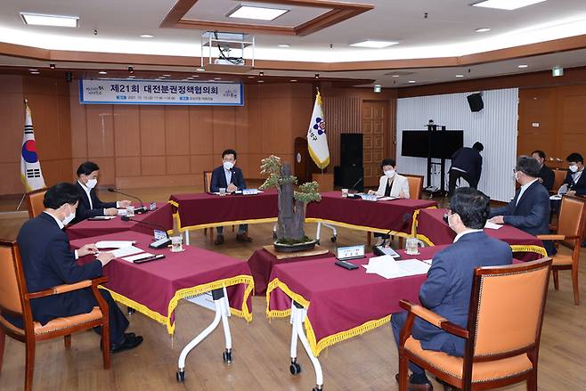 [대전=뉴시스] 조명휘 기자 = 허태정 대전시장과 5개 구청장이 15일 오후 5시 유성구청 대회의실에서 제21회 대전분권정책협의회를 열고 있다. (사진= 대전시 제공) 2021.10.16. photo@newsis.com *재판매 및 DB 금지