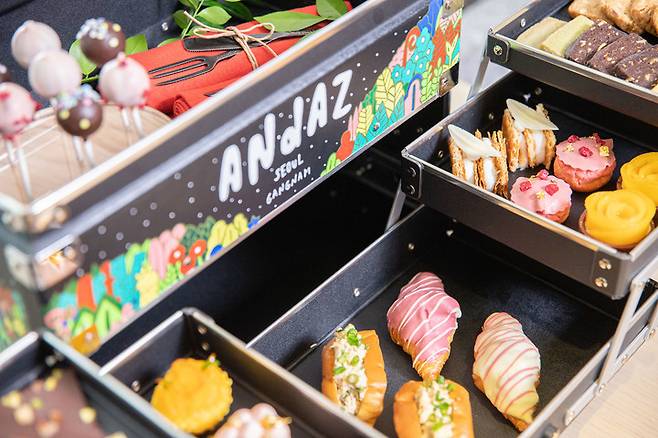 안다즈 서울 강남  '조각보-바이츠 앤 와인 바'의 '안다즈 애프터눈 티 세트' *재판매 및 DB 금지